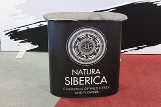 Mainospöytä Natura Siberica mainoksella